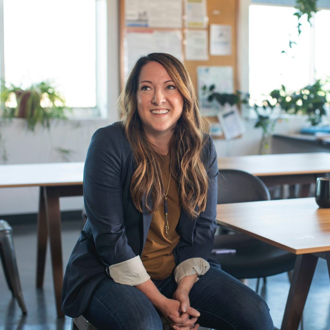 Foto: Unsplash Klassenfoto: Teilnehmerin sitzt allein im Klassenraum