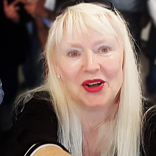 Foto: A. S. Lüßenhop Foto: Sprachbegleiterin Helena mit fröhlicher Einladungsgeste vor Berliner Schloß